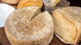 Чем крафтовый сыр отличается от промышленного?